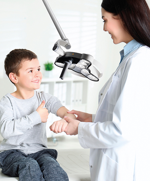 Ärztin behandelt lachendes Kind