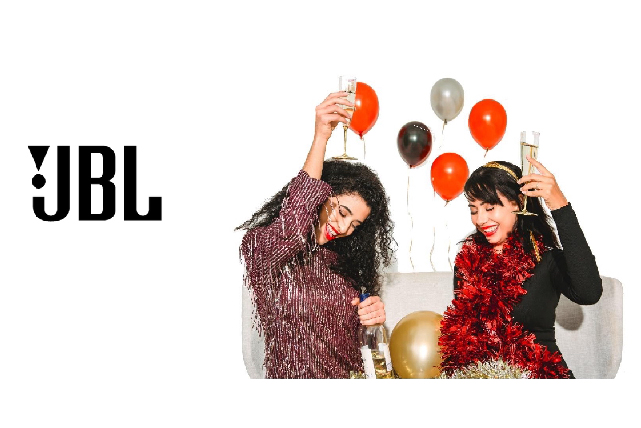 Zwei Frauen feiern neben JBL Logo